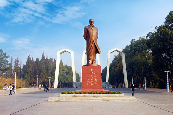 成人高考-湘潭大学毛泽东铜像